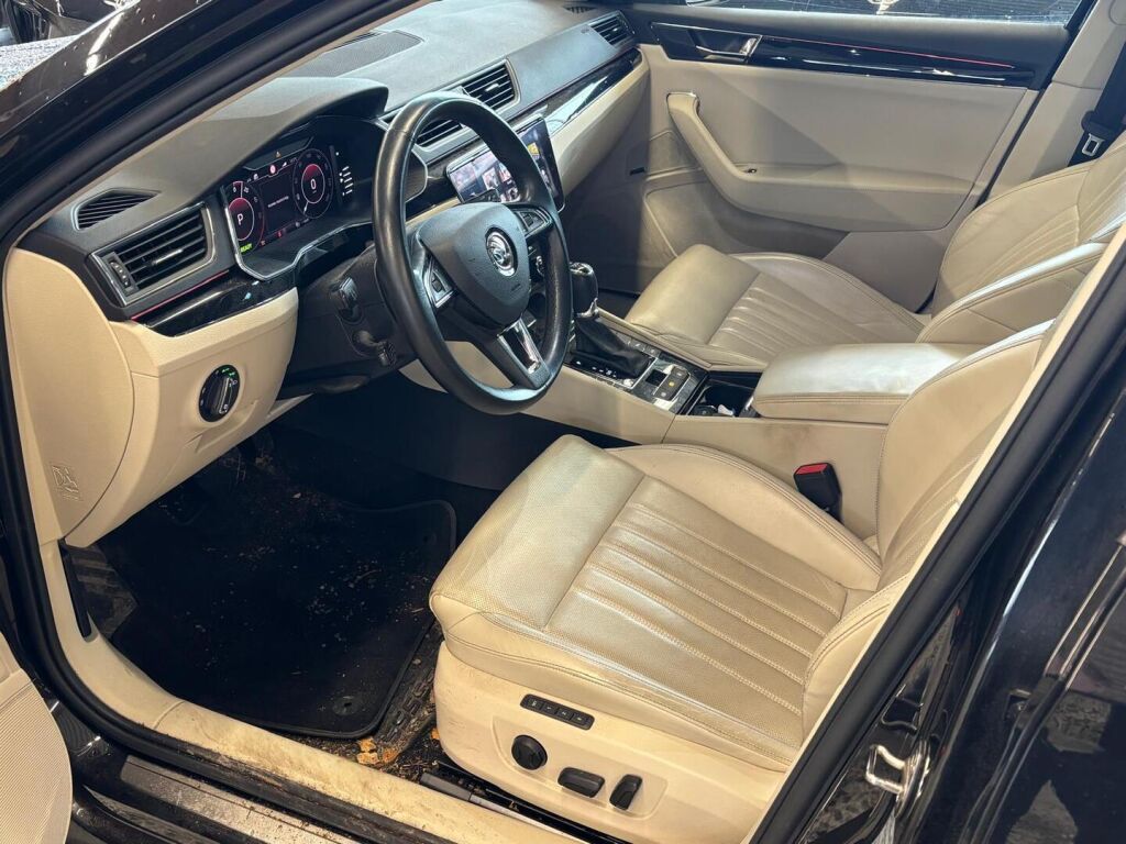 Skoda Superb 2020 Musta