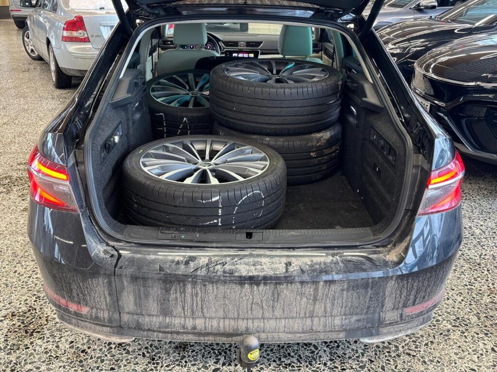 Skoda Superb 2020 Musta