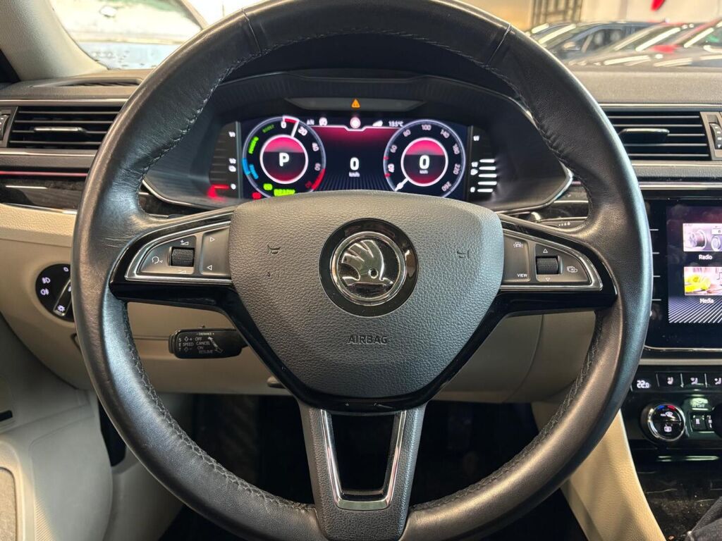 Skoda Superb 2020 Musta