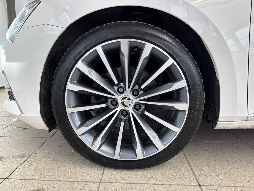 Skoda Superb 2020 Valkoinen