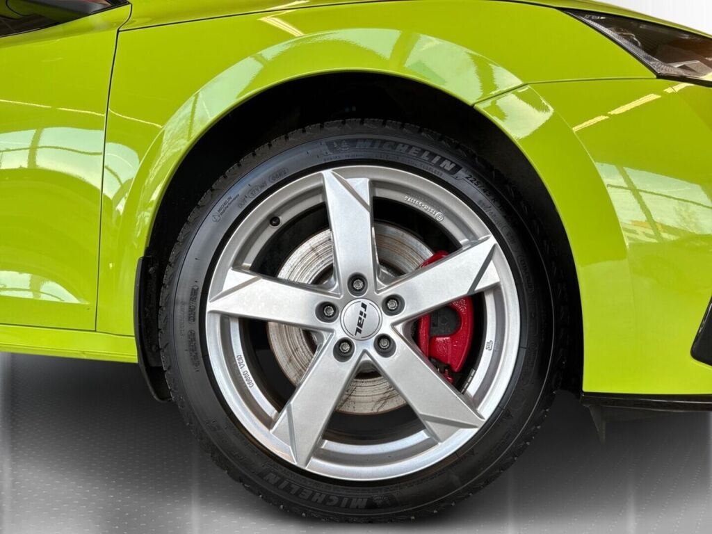 Skoda Octavia 2024 Metallinhohto Vihreä (Mamba Green)