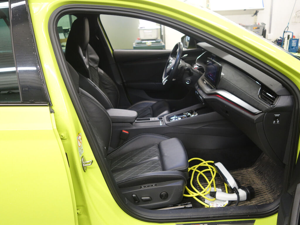 Skoda Octavia 2024 Metallinhohto Vihreä (Mamba Green)