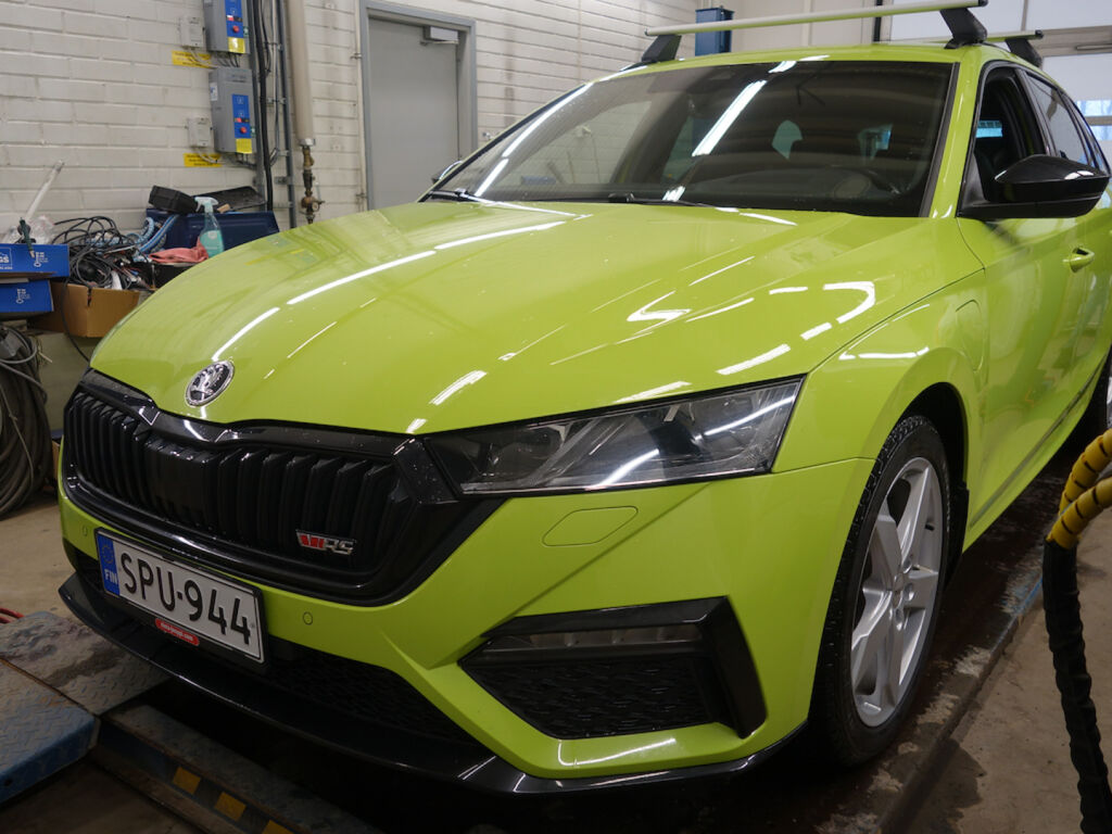 Skoda Octavia 2024 Metallinhohto Vihreä (Mamba Green)
