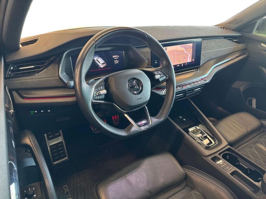 Skoda Octavia 2024 Metallinhohto Vihreä (Mamba Green)