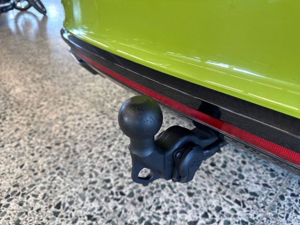 Skoda Octavia 2024 Metallinhohto Vihreä (Mamba Green)