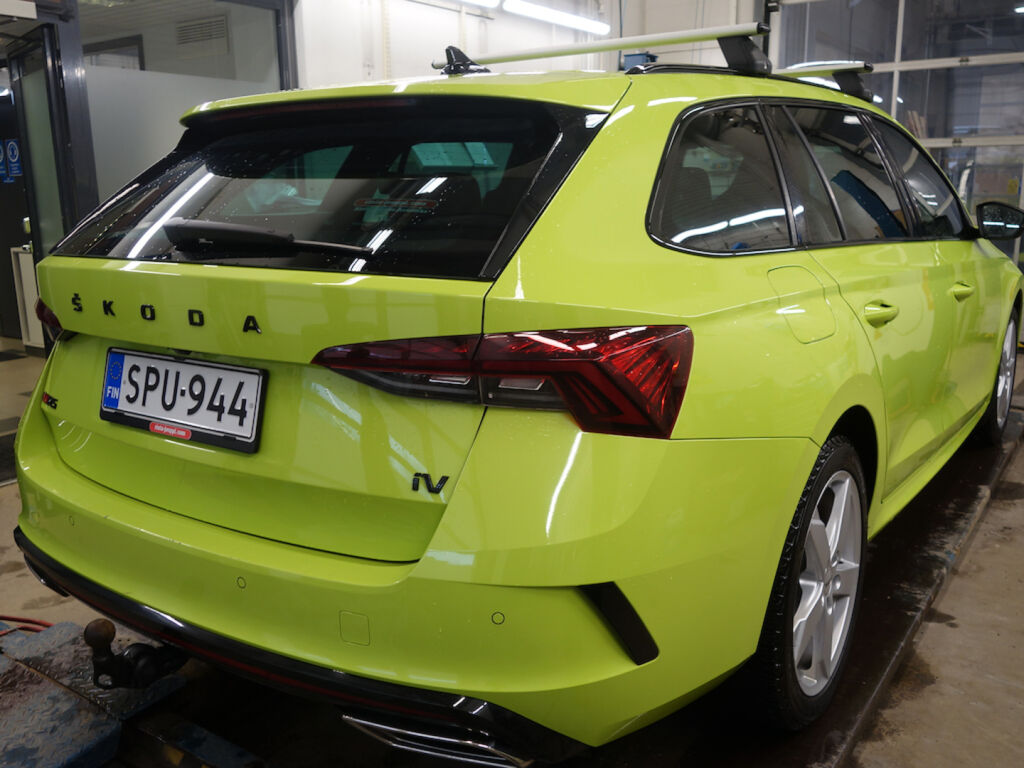Skoda Octavia 2024 Metallinhohto Vihreä (Mamba Green)
