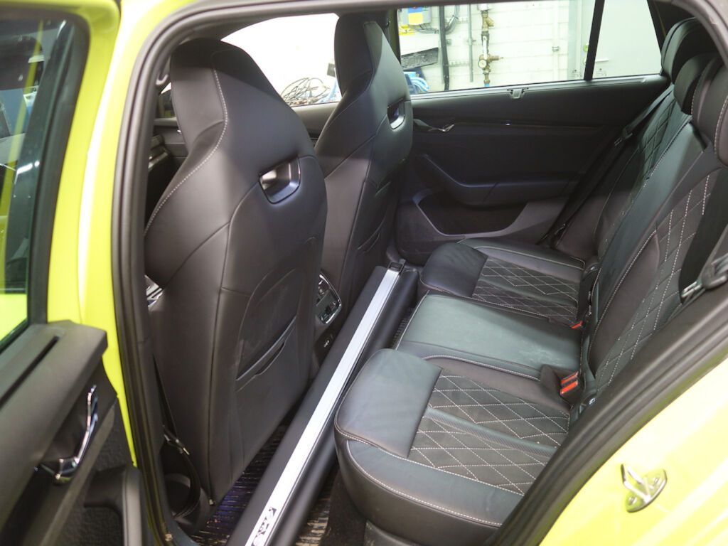 Skoda Octavia 2024 Metallinhohto Vihreä (Mamba Green)