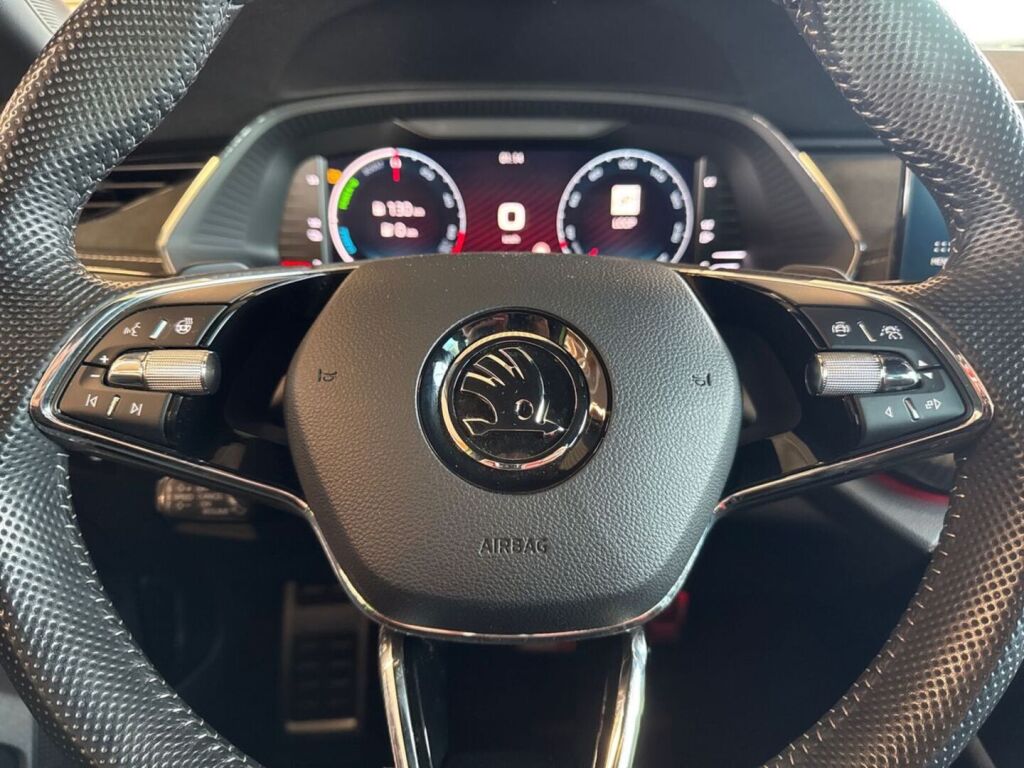 Skoda Octavia 2024 Metallinhohto Vihreä (Mamba Green)