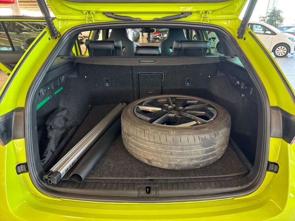 Skoda Octavia 2024 Metallinhohto Vihreä (Mamba Green)