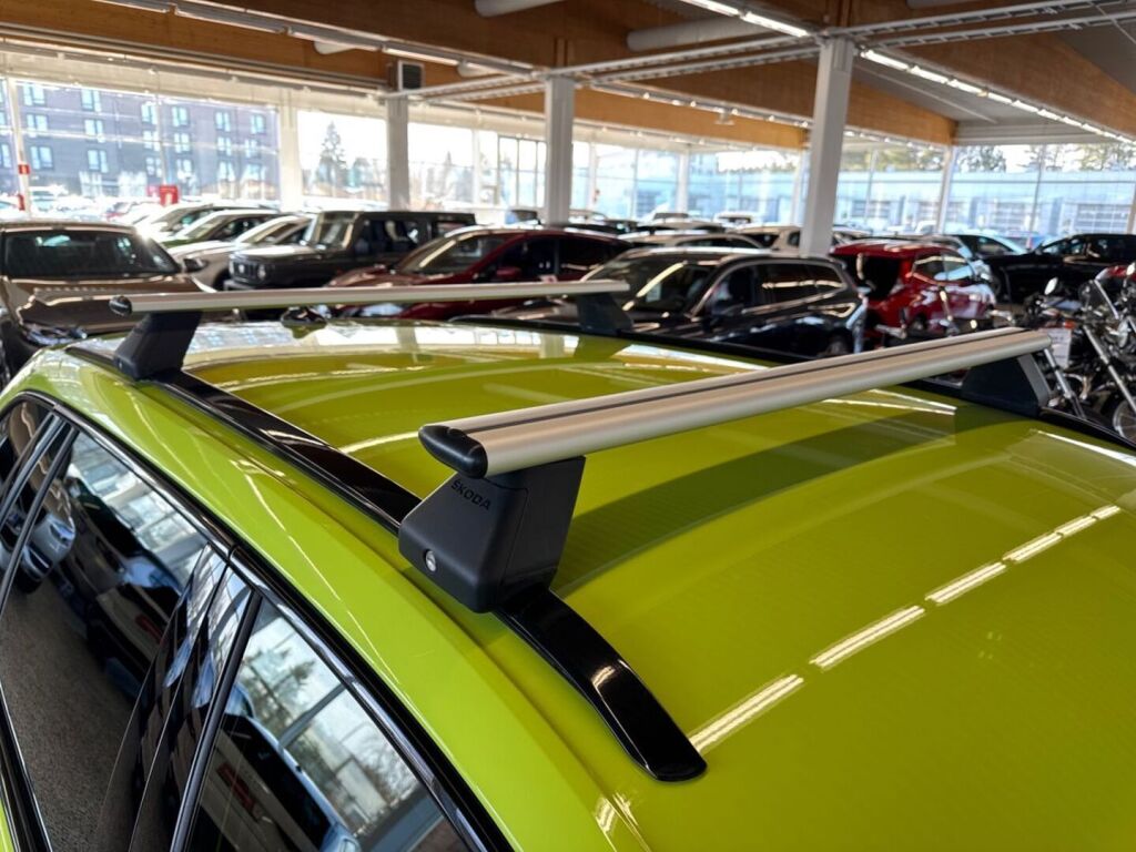 Skoda Octavia 2024 Metallinhohto Vihreä (Mamba Green)