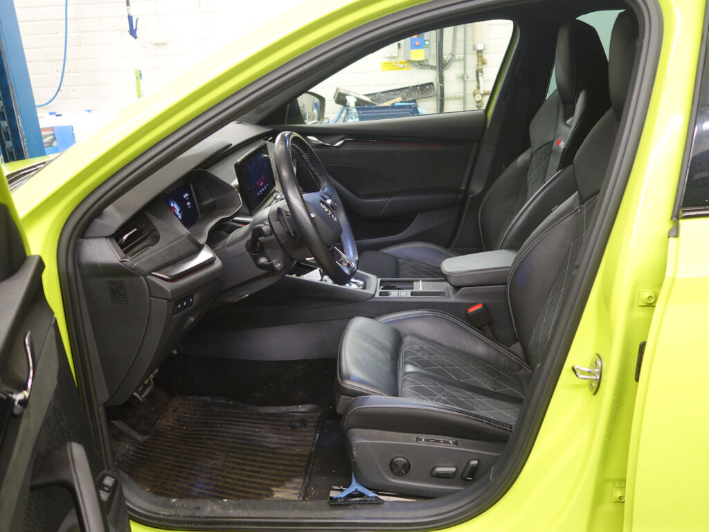 Skoda Octavia 2024 Metallinhohto Vihreä (Mamba Green)