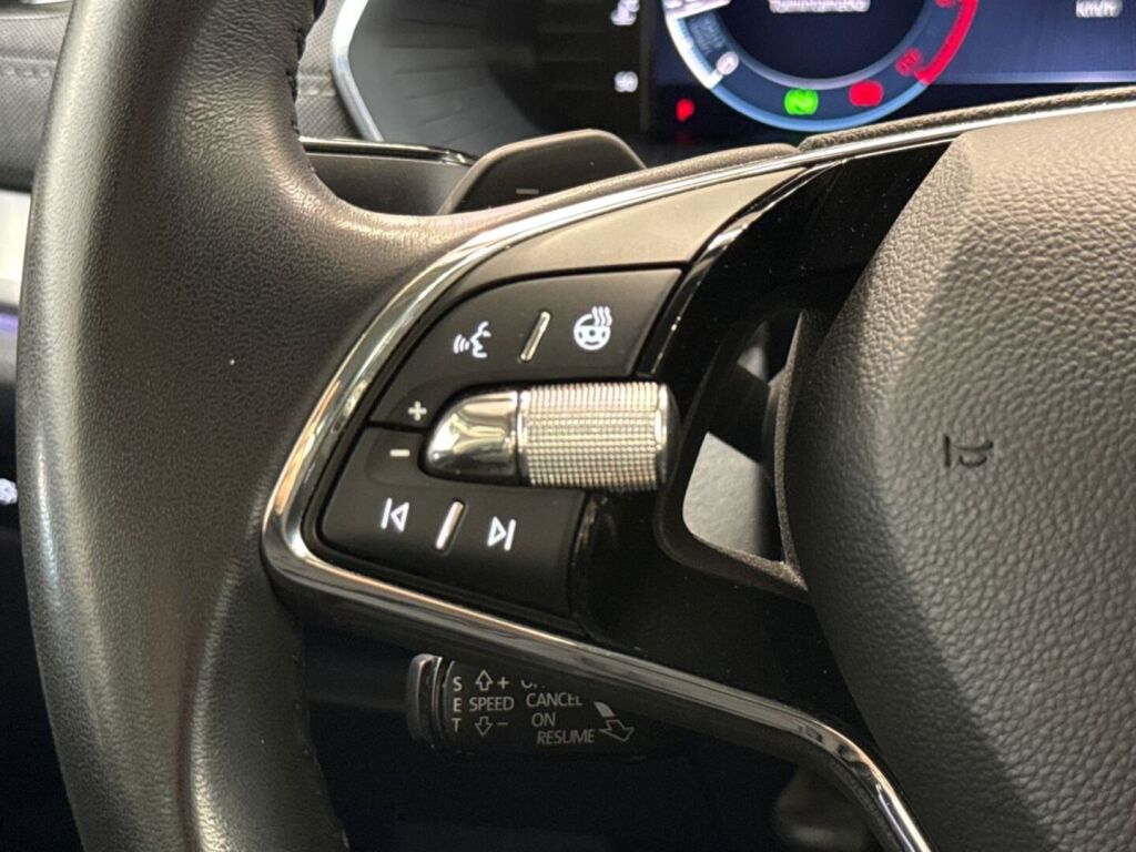 Skoda Octavia 2024 Valkoinen