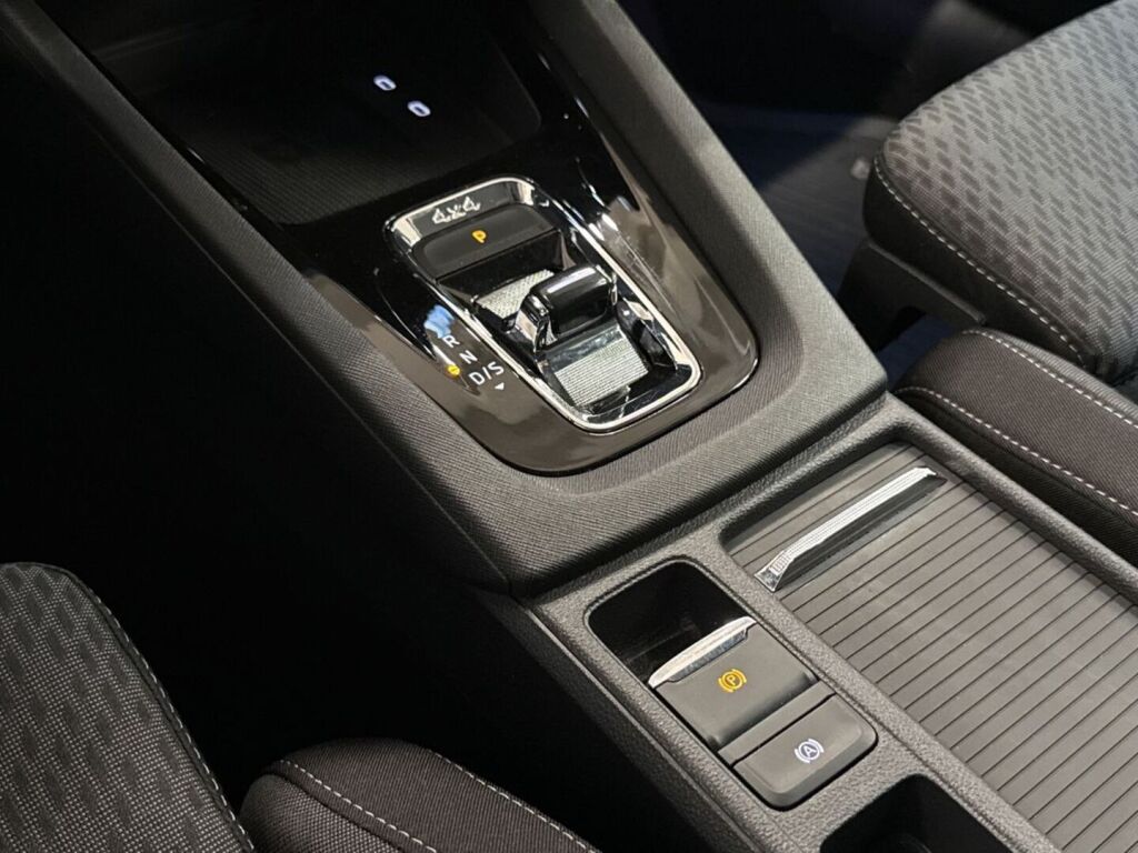 Skoda Octavia 2024 Valkoinen