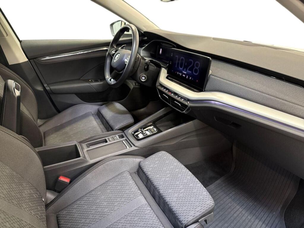 Skoda Octavia 2024 Valkoinen