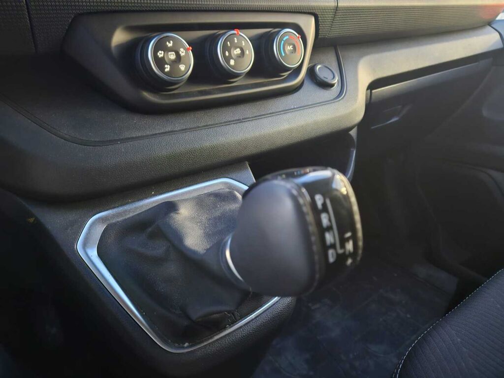 Nissan Primastar 2024 Musta