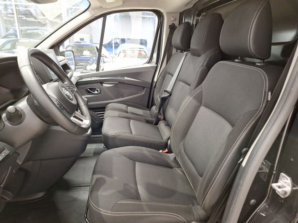 Nissan Primastar 2024 Musta