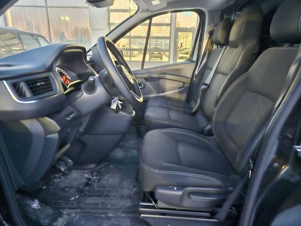 Nissan Primastar 2024 Musta