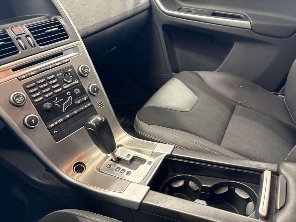 Volvo XC60 2009 Valkoinen