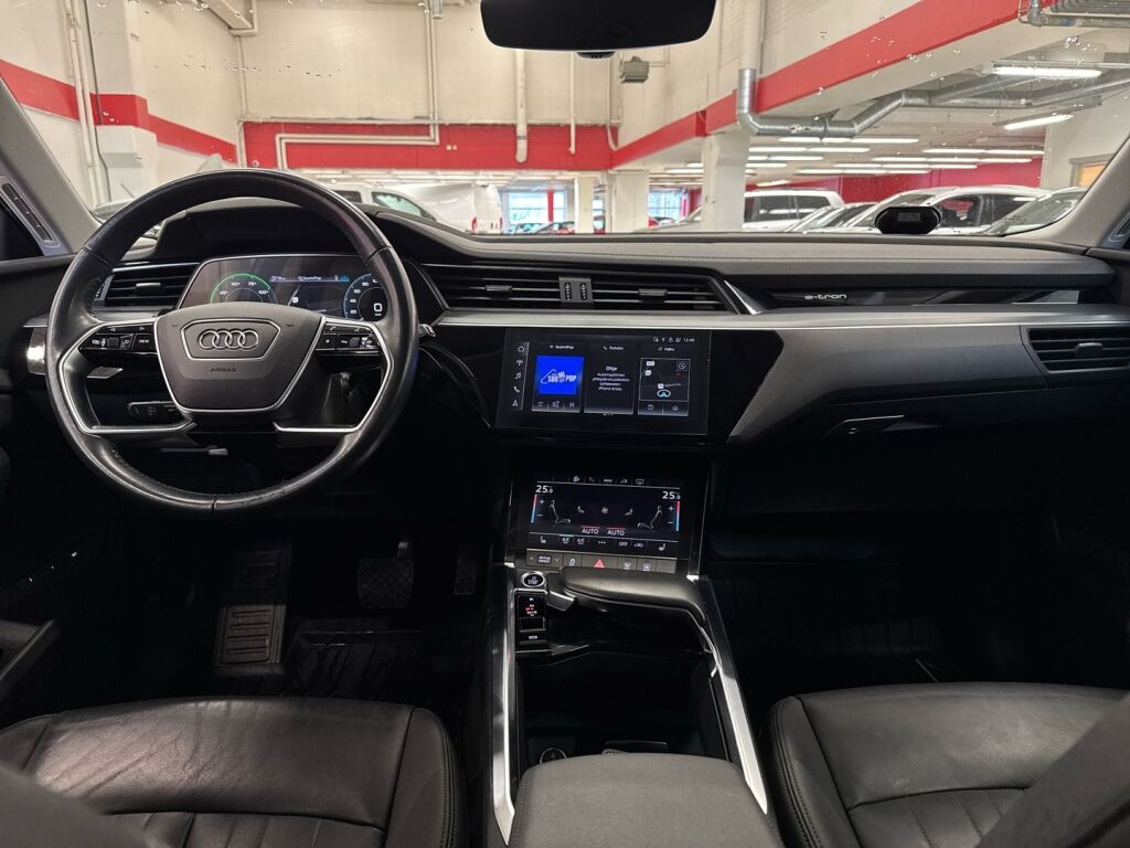 Audi e-tron 2021 Musta