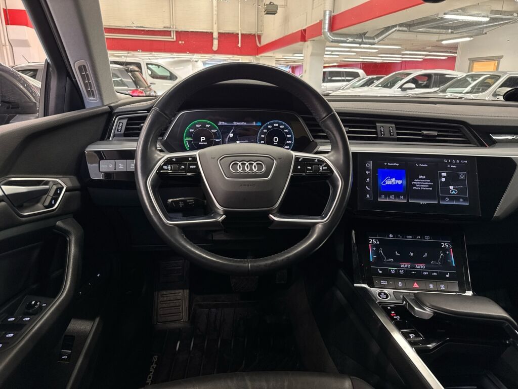 Audi e-tron 2021 Musta