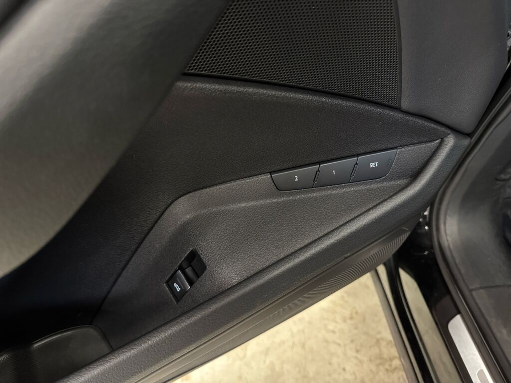 Audi e-tron 2021 Musta