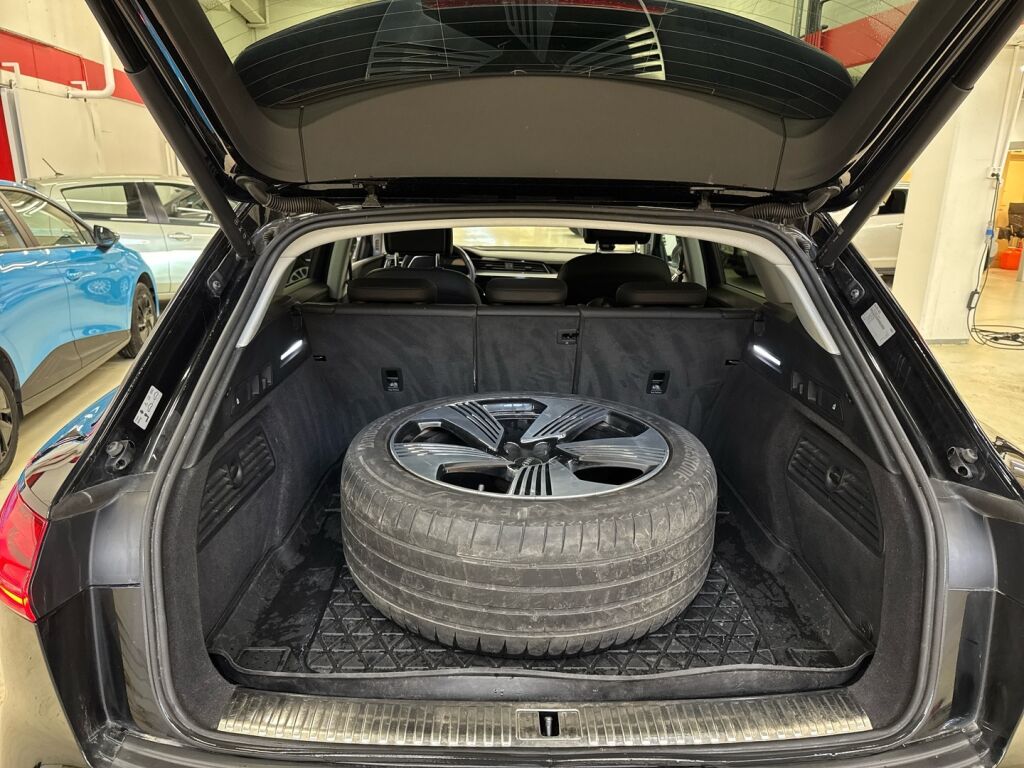 Audi e-tron 2021 Musta