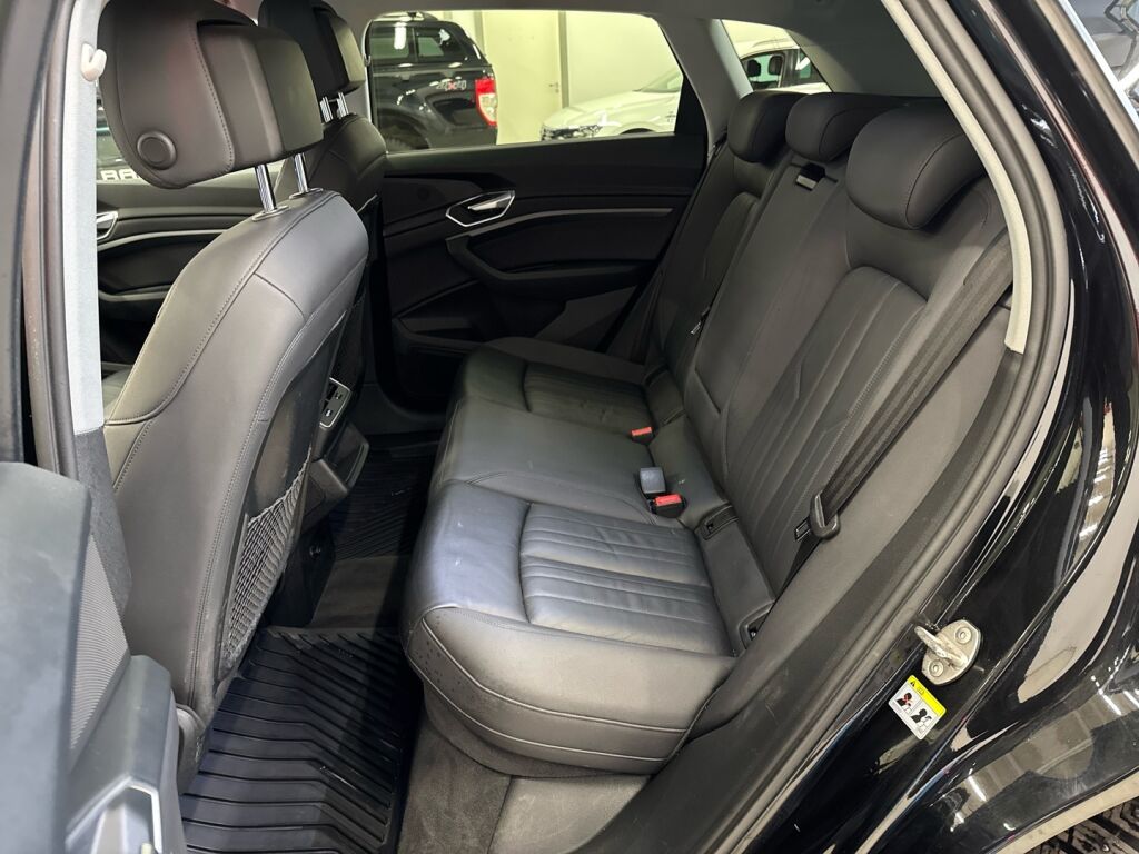 Audi e-tron 2021 Musta