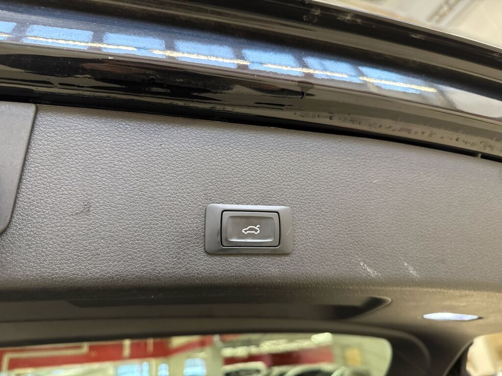 Audi e-tron 2021 Musta