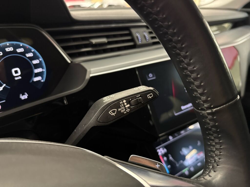 Audi e-tron 2021 Musta