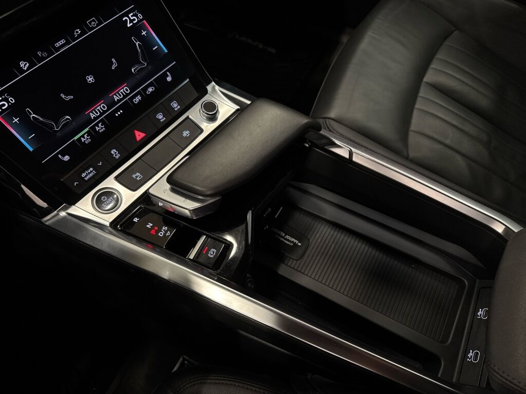 Audi e-tron 2021 Musta