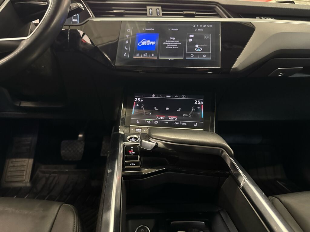 Audi e-tron 2021 Musta