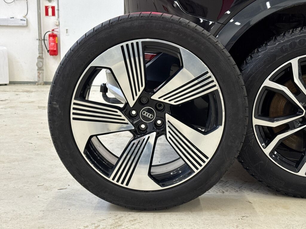 Audi e-tron 2021 Musta