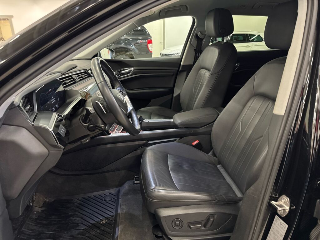 Audi e-tron 2021 Musta