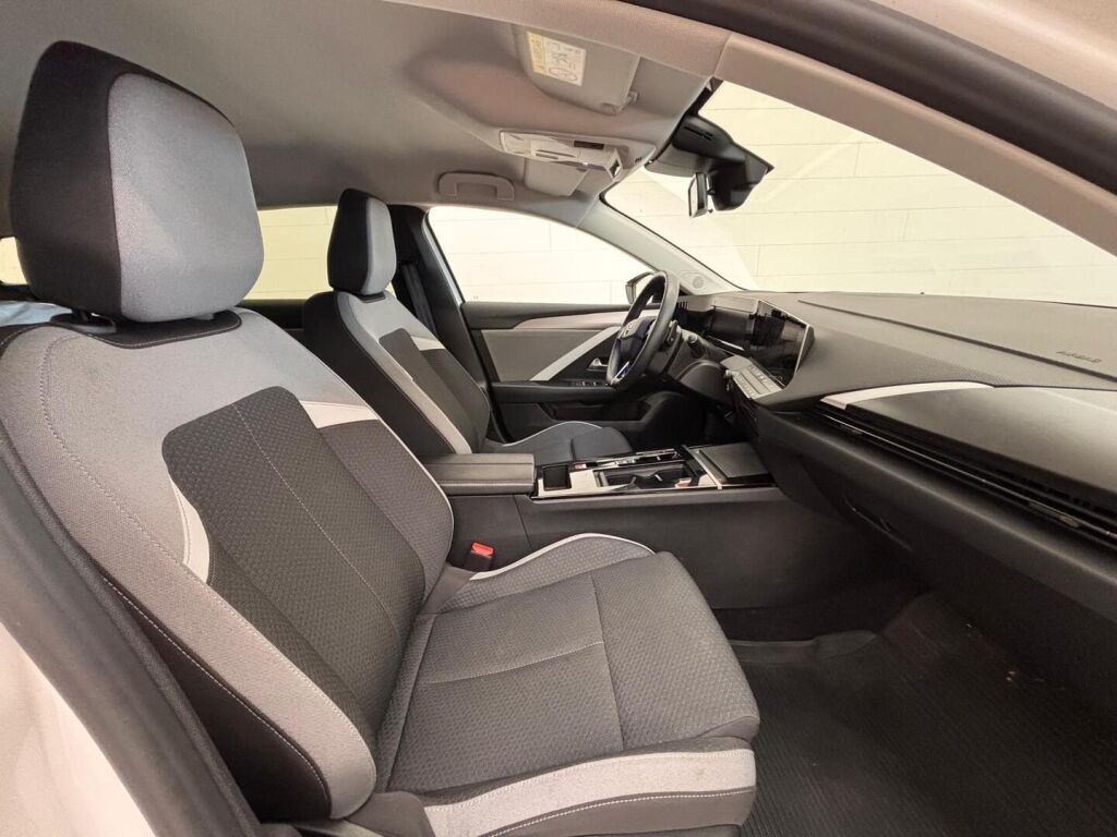 Opel Astra 2024 Valkoinen
