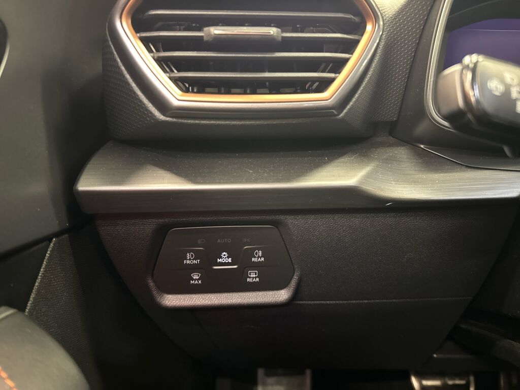 Cupra Leon 2022 Musta