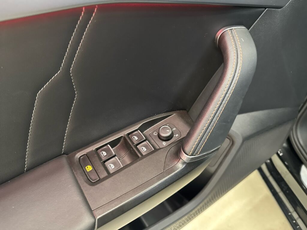 Cupra Leon 2022 Musta