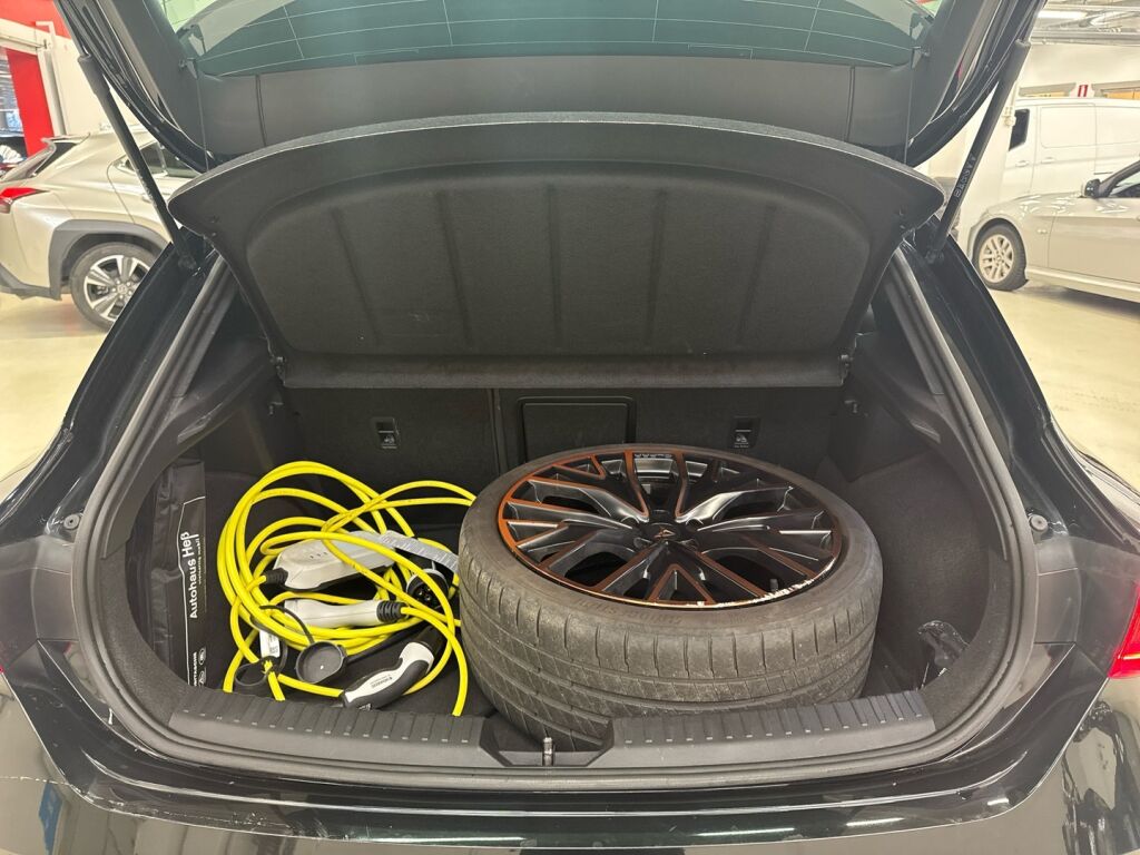 Cupra Leon 2022 Musta