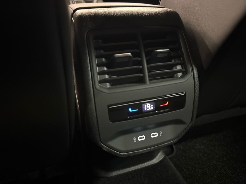 Cupra Leon 2022 Musta