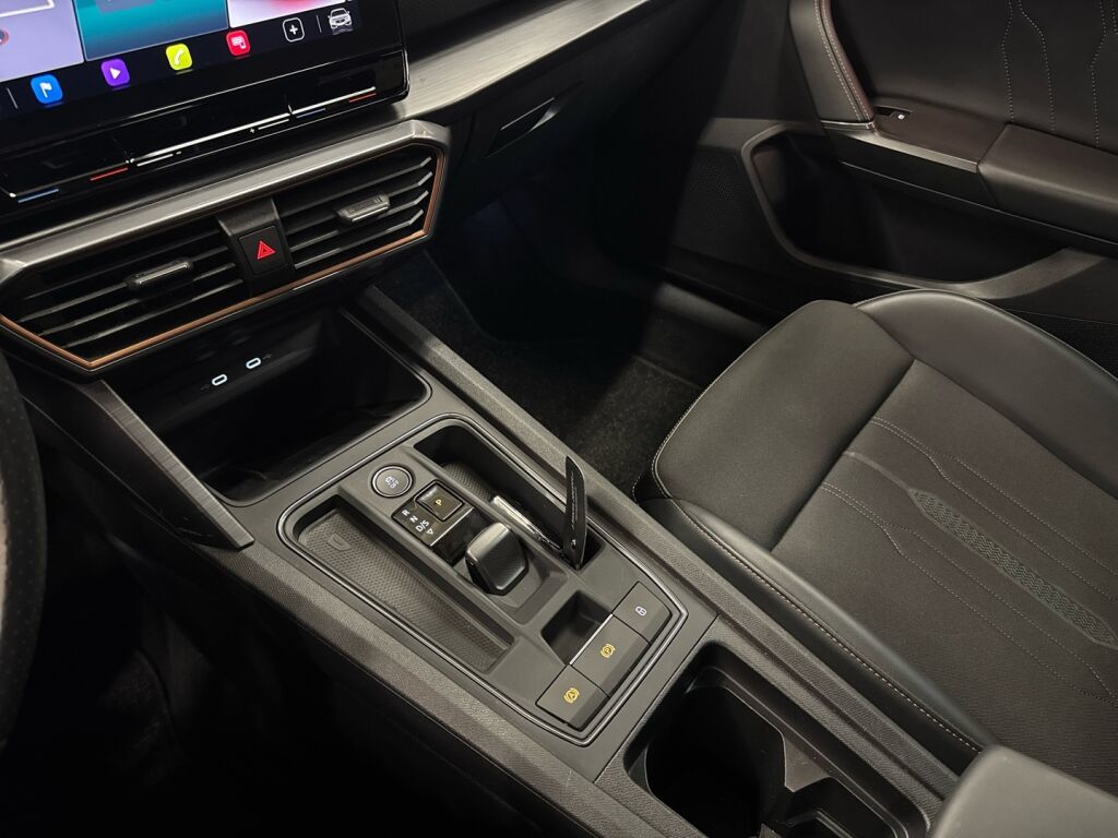 Cupra Leon 2022 Musta