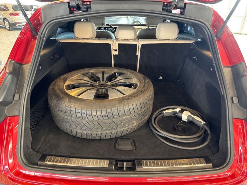 Mercedes-Benz EQC 2021 Punainen