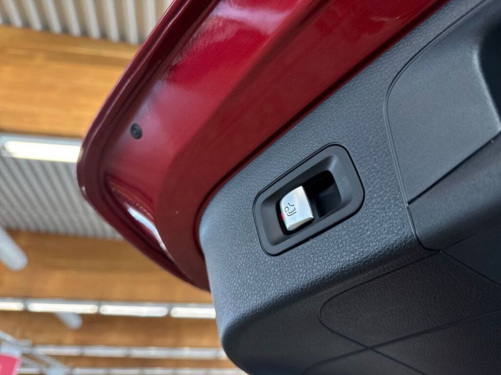 Mercedes-Benz EQC 2021 Punainen