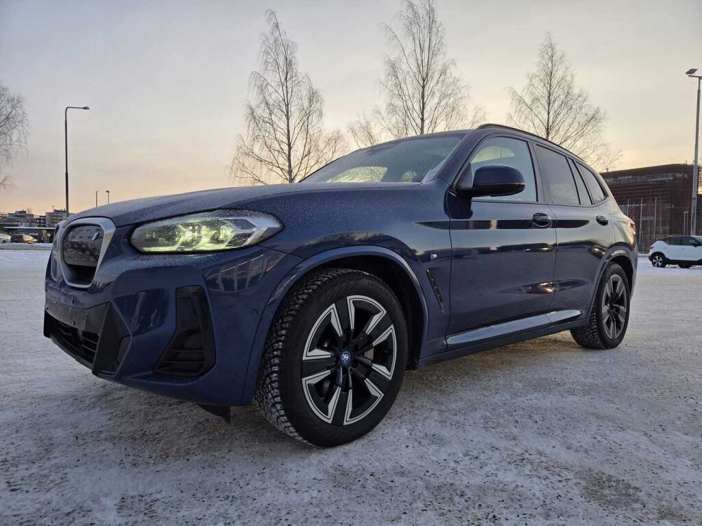 BMW iX3 2023 Sininen