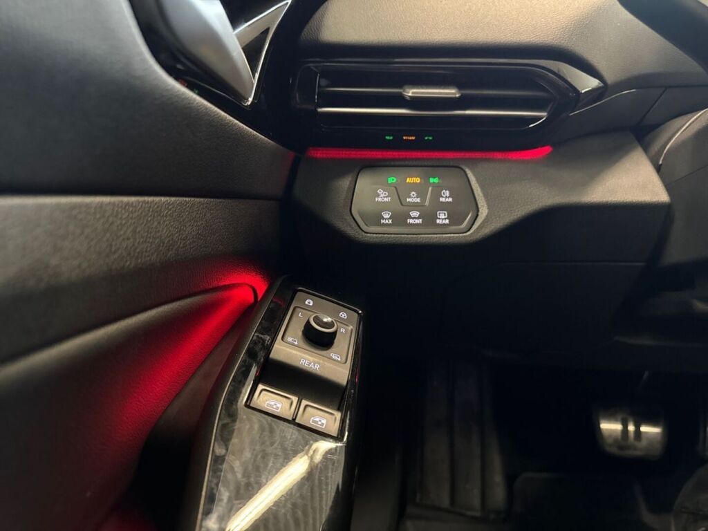 Volkswagen ID.4 2023 Musta