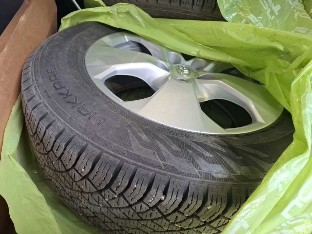 Toyota RAV4 2023 Musta