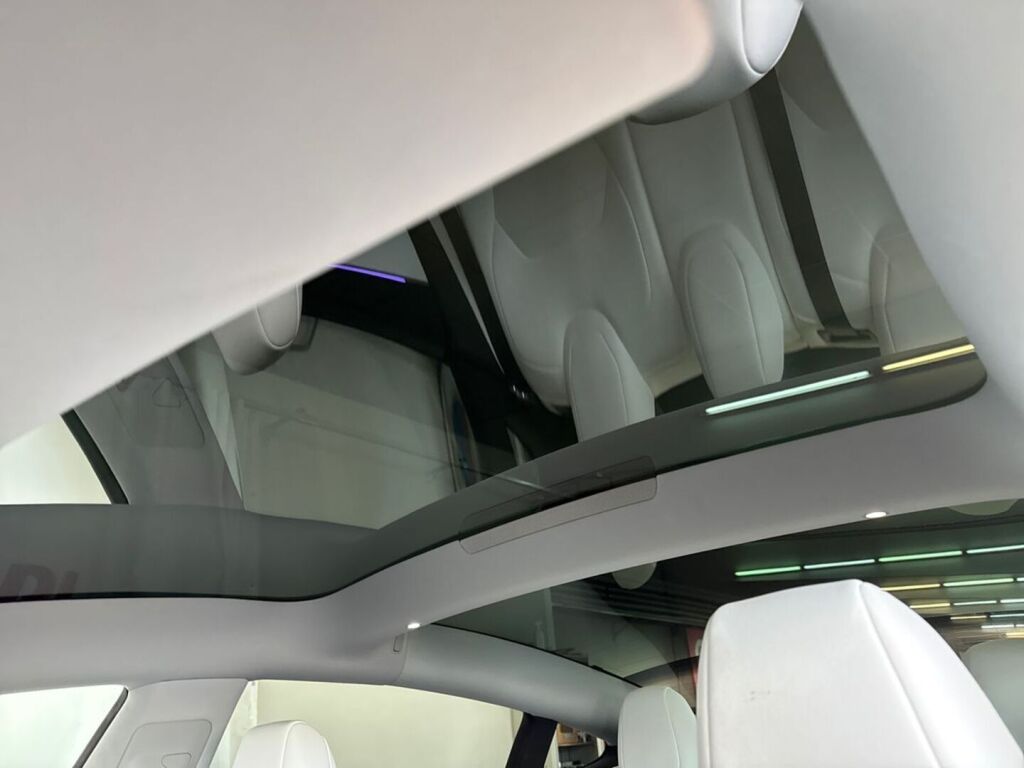Tesla Model 3 2024 Punainen