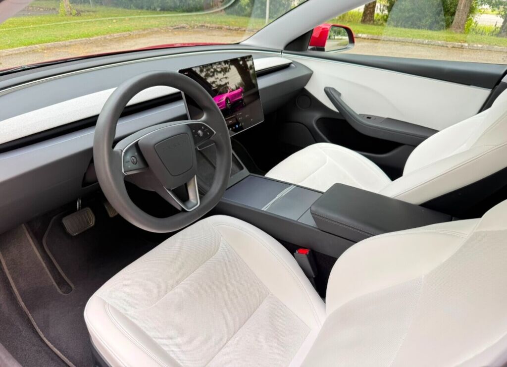 Tesla Model 3 2024 Punainen