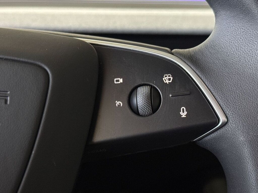 Tesla Model 3 2024 Punainen