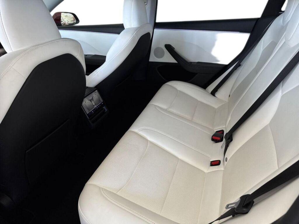 Tesla Model 3 2024 Punainen