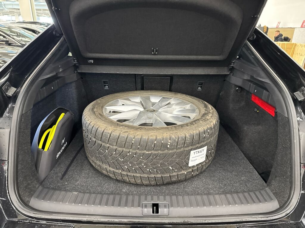 Skoda Enyaq 2023 Musta