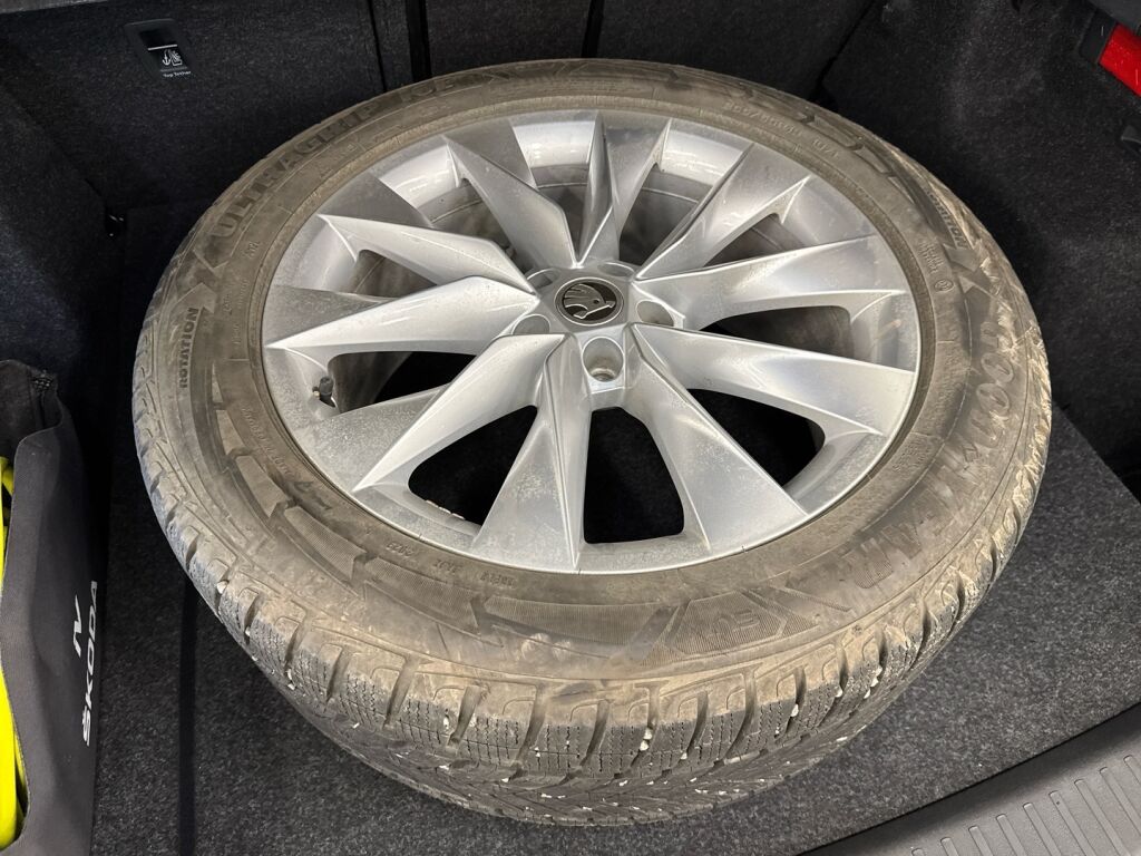 Skoda Enyaq 2023 Musta